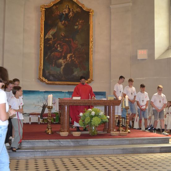 Bild enthält, Altar, Flower Arrangement, Flower Bouquet, Floor, Flooring, Person, Adult, Male, Man, Jeans