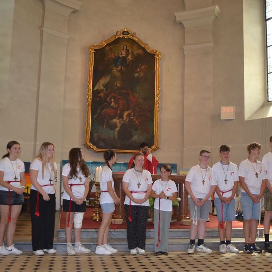 Bild enthält, Floor, Flooring, Altar, Building, Shorts, Person, People, Shoe, Necklace, Cross