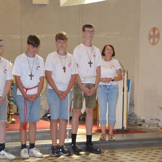 Bild enthält, Shorts, Pants, Flower Arrangement, People, Person, Boy, Male, Teen, Shoe, Jeans