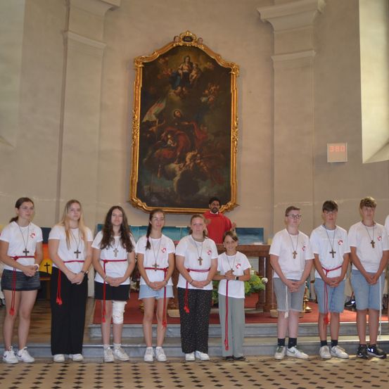 Bild enthält, Floor, Flooring, Shorts, Altar, Building, People, Person, Shoe, Skirt, Necklace