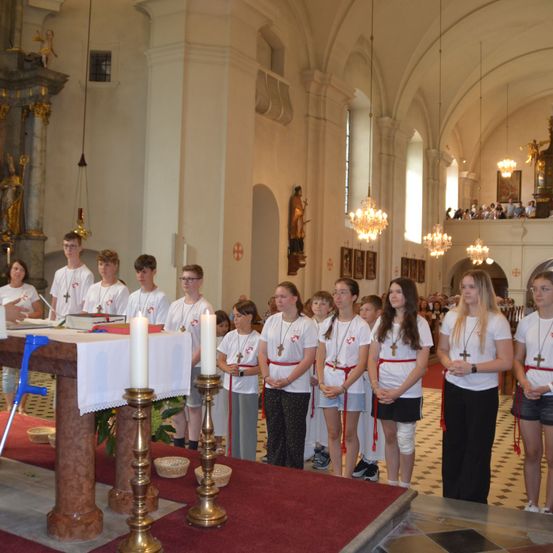 Bild enthält, Altar, Building, Prayer, Person, Shorts, People, Flooring, Face, Candle, Wristwatch