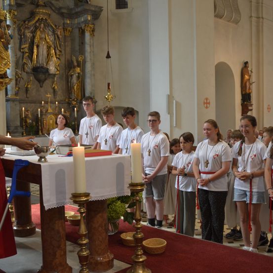 Bild enthält, Altar, Prayer, Person, Adult, Female, Woman, Shorts, People, Candle, Face