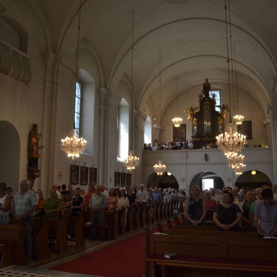 Bild enthält, Architecture, Building, Aisle, Indoors, Altar, Church, Prayer, Person, Face, Flooring