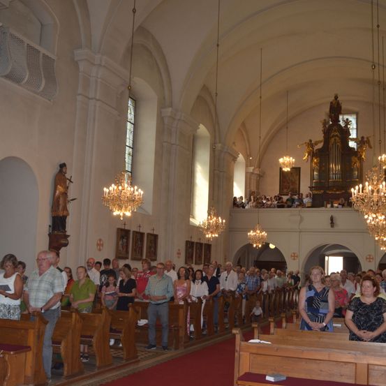 Bild enthält, Building, Altar, Prayer, Floor, Flooring, Person, Indoors, Chandelier, Face, Aisle