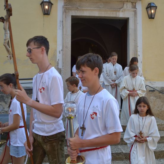 Bild enthält, People, Person, Boy, Male, Teen, Adult, Female, Woman, Altar, Necklace