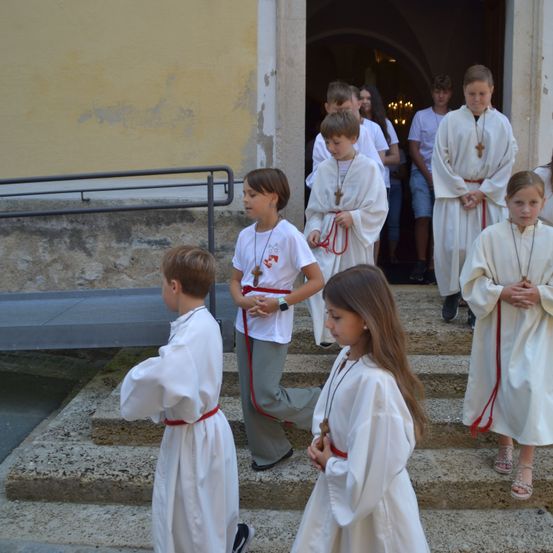 Bild enthält, Dress, Fashion, Child, Female, Girl, Person, Boy, Male, Formal Wear, Gown