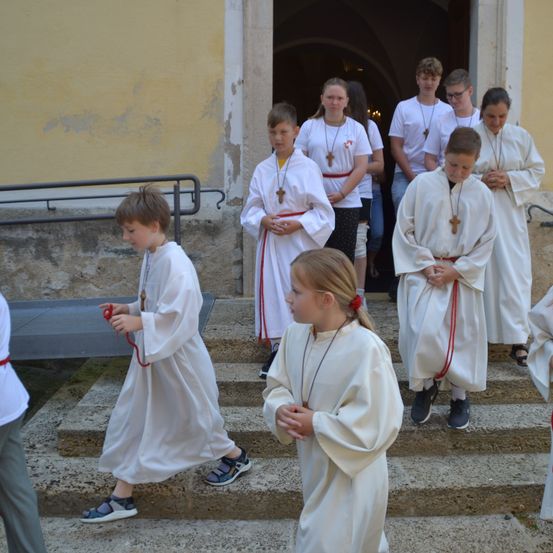 Bild enthält, Boy, Child, Male, Person, People, Shoe, Wristwatch, Dress, Fashion, Necklace