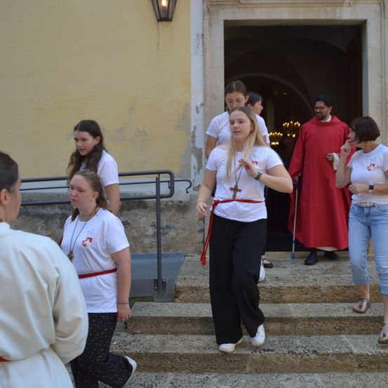Bild enthält, Pants, Adult, Female, Person, Woman, Shorts, Male, Man, T-Shirt, Staircase
