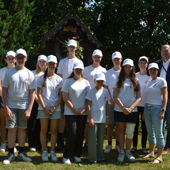 Bild enthält, People, Person, T-Shirt, Female, Girl, Teen, Baseball Cap, Cap, Hat, Team