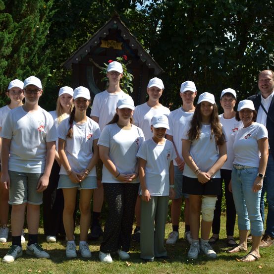 Bild enthält, People, Person, T-Shirt, Female, Girl, Teen, Baseball Cap, Hat, Team, Shoe