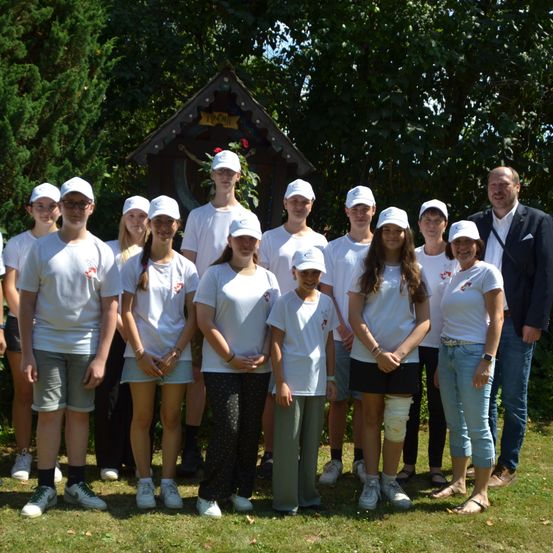 Bild enthält, People, Person, T-Shirt, Female, Girl, Teen, Pants, Baseball Cap, Grass, Shoe