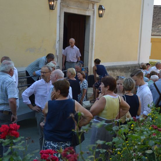 Bild enthält, Back, Person, Flower, Flower Arrangement, Flower Bouquet, Adult, Male, Man, Baby, Handbag