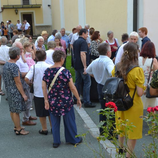 Bild enthält, People, Person, Child, Female, Girl, Adult, Male, Man, Dress, Back