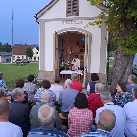 Bild enthält, People, Person, Adult, Male, Man, Crowd, Clothing, Hat, Face, Chapel