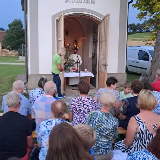 Bild enthält, Adult, Male, Man, Person, Child, Female, Girl, Shoe, Handbag, Cup