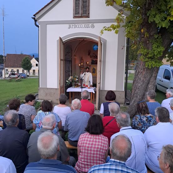 Bild enthält, People, Person, Adult, Male, Man, Female, Woman, Necklace, Glasses, Car