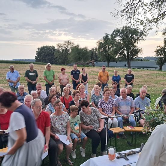 Bild enthält, People, Person, Outdoors, Nature, Adult, Female, Woman, Countryside, Male, Man