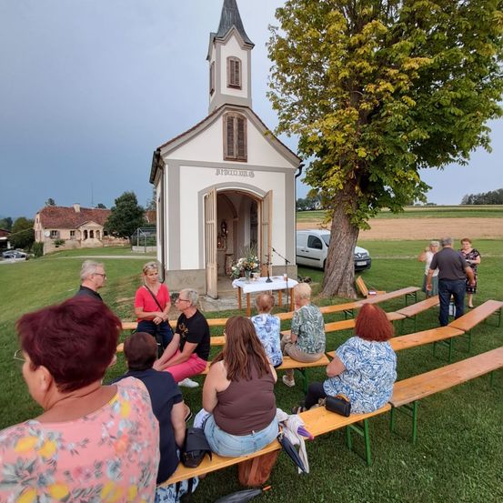 Bild enthält, People, Person, Adult, Female, Woman, Grass, Male, Man, Handbag, Car