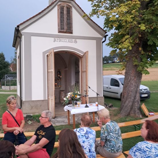 Bild enthält, Grass, Shelter, Adult, Female, Person, Woman, People, Male, Man, Shoe