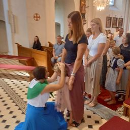 Bild enthält, Dress, Person, Portrait, Adult, Female, Woman, Skirt, Cross, Male, Man