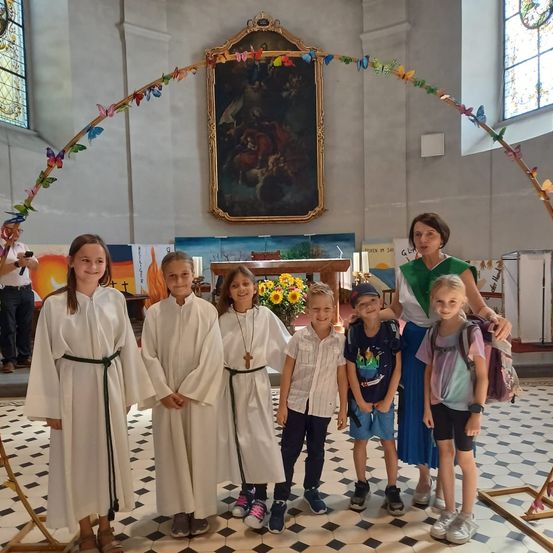 Bild enthält, Adult, Female, Person, Woman, Shorts, Boy, Child, Male, Girl, People