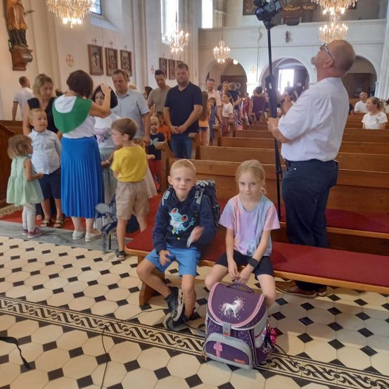 Bild enthält, Chandelier, People, Person, Portrait, Floor, Indoors, Boy, Child, Male, Woman