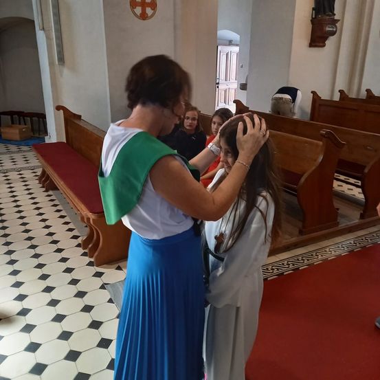Bild enthält, Person, Photography, Portrait, Dress, Cross, Adult, Female, Woman, Floor, Skirt