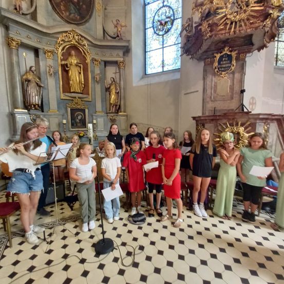 Bild enthält, Altar, Person, Cross, Face, Portrait, Child, Female, Girl, Shorts, Indoors