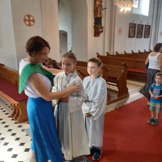 Bild enthält, Person, Portrait, Altar, Cross, Adult, Female, Woman, Dress, Formal Wear, People