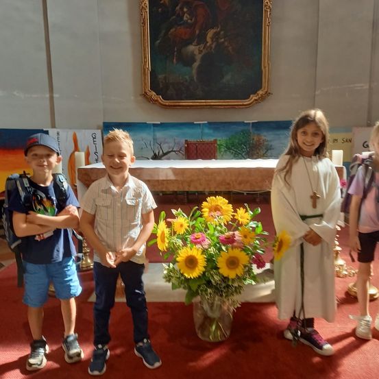 Bild enthält, Potted Plant, Flower, Flower Arrangement, Flower Bouquet, Photography, Portrait, Shorts, Pants, Petal, Shoe