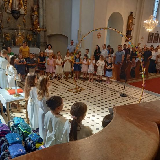 Bild enthält, Person, People, Indoors, Prayer, Chandelier, Lamp, Face, Head