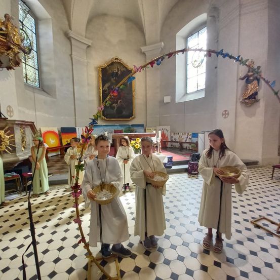 Bild enthält, Altar, Prayer, Person, Adult, Female, Woman, Cross, Indoors, Shoe, Face
