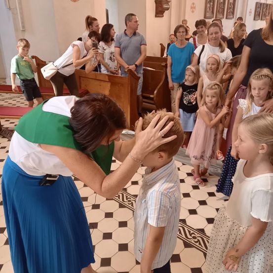 Bild enthält, Adult, Female, Person, Woman, Boy, Child, Male, Prayer, Man, Girl