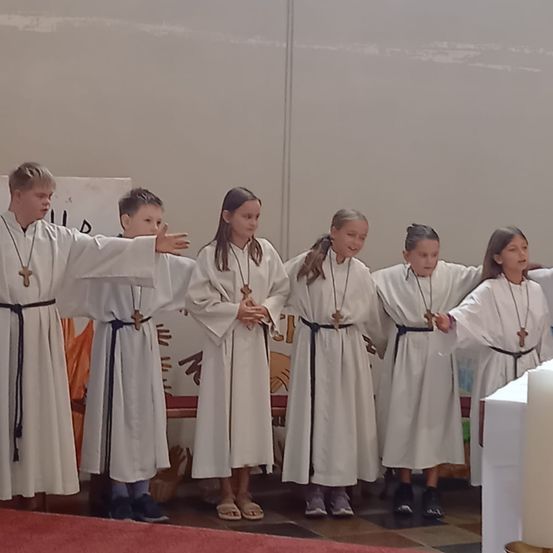 Bild enthält, Adult, Female, Person, Woman, Priest, Head, Prayer