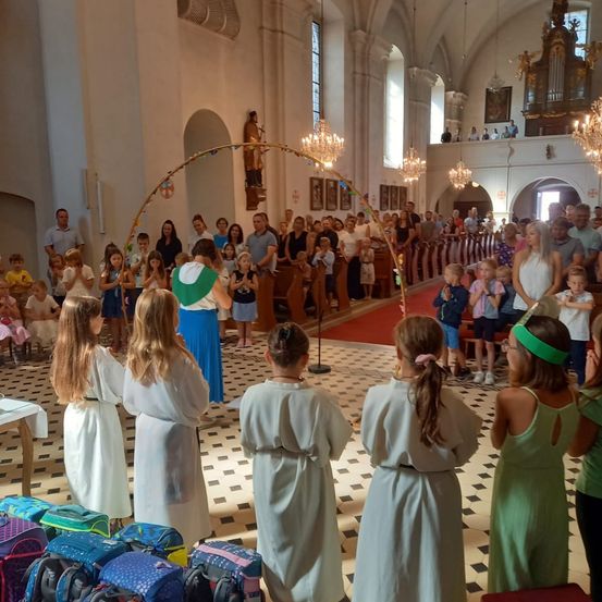 Bild enthält, People, Person, Adult, Female, Woman, Child, Girl, Prayer, Fun, Indoors