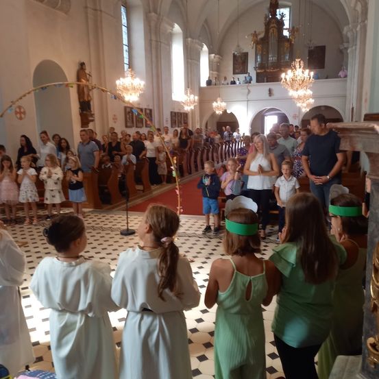 Bild enthält, Adult, Female, Person, Woman, People, Prayer, Child, Girl, Indoors