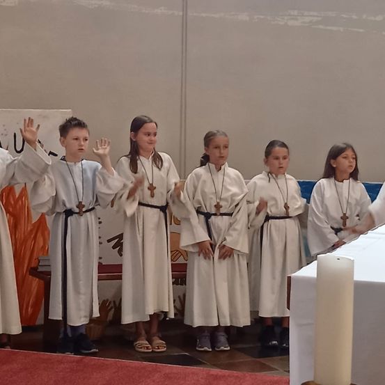 Bild enthält, Adult, Female, Person, Woman, Priest, Face, Head