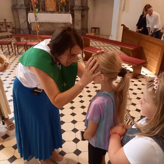 Bild enthält, Adult, Female, Person, Woman, Prayer