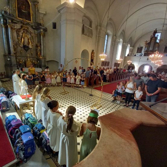 Bild enthält, Altar, Building, Prayer, Adult, Female, Person, Woman, Indoors, Face, People