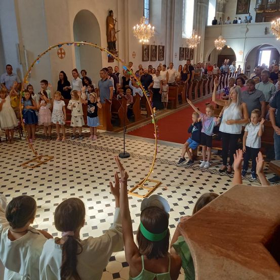 Bild enthält, People, Person, Indoors, Chandelier, Lamp, Baton, Stick