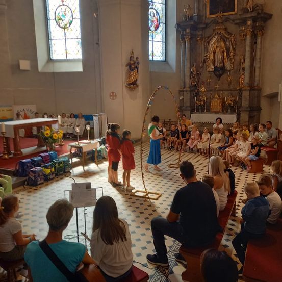 Bild enthält, Altar, Prayer, Adult, Male, Man, Person, Indoors, Female, Woman, Child