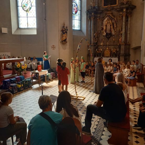 Bild enthält, Indoors, Altar, Prayer, Adult, Male, Man, Person, Female, Woman, Chapel
