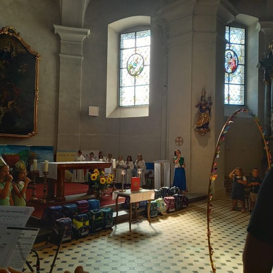 Bild enthält, Altar, Floor, Indoors, Living Room, Person, Flooring, Adult, Male, Man, Cross