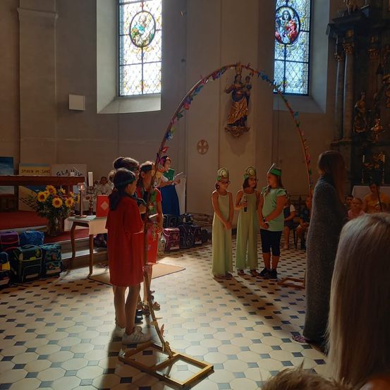 Bild enthält, Floor, Flooring, Photography, Person, Portrait, Cross, Dress, Altar, Adult, Woman
