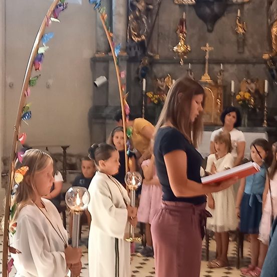 Bild enthält, Prayer, Adult, Female, Person, Woman, Clothing, Shorts