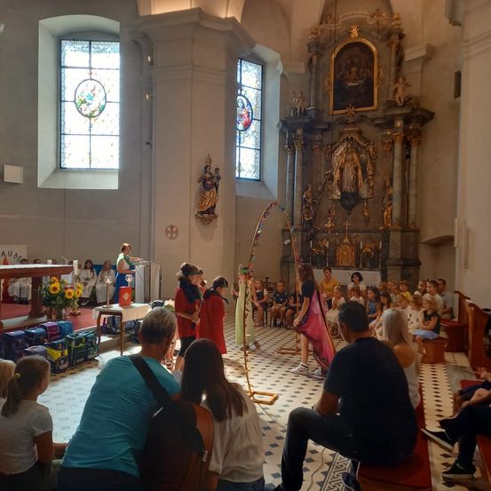 Bild enthält, Altar, Prayer, Indoors, Adult, Female, Person, Woman, Male, Man, Child