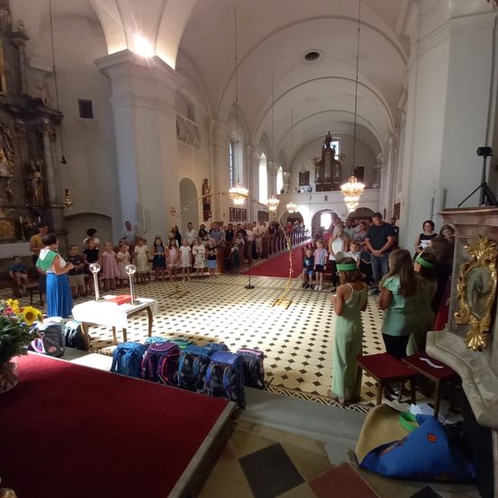Bild enthält, Indoors, Prayer, Altar, Architecture, Building, Church, Person, Chapel