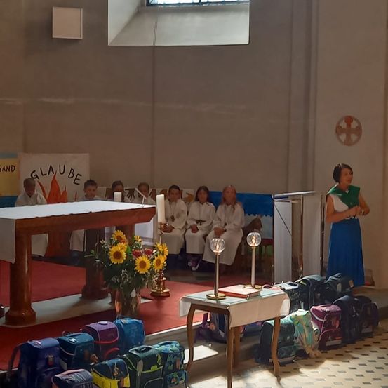 Bild enthält, Adult, Female, Person, Woman, Prayer, Crowd, Audience, Altar, Speech, Switch