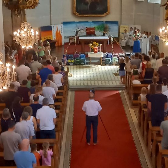 Bild enthält, Prayer, Indoors, Chapel, Adult, Female, Person, Woman, Male, Man, Painting
