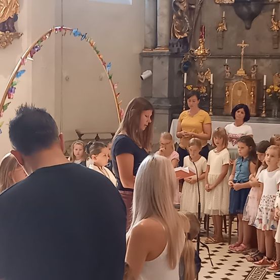 Bild enthält, Adult, Female, Person, Woman, Male, Man, Prayer, Chapel, Child, Girl